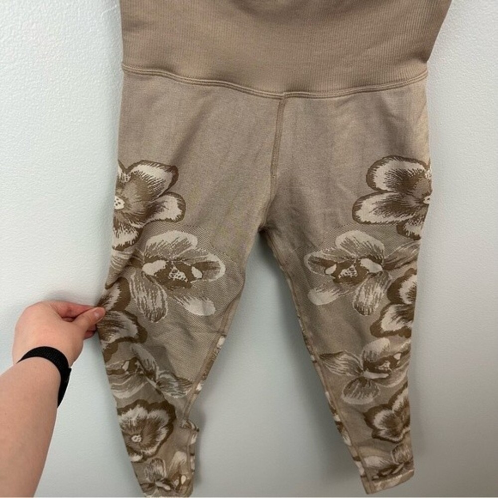 Offline By Aerie Tan Floral Hi-Rise 7/8 Legging NWT Size XS Athletic Gym Workout - Picture 8 of 16